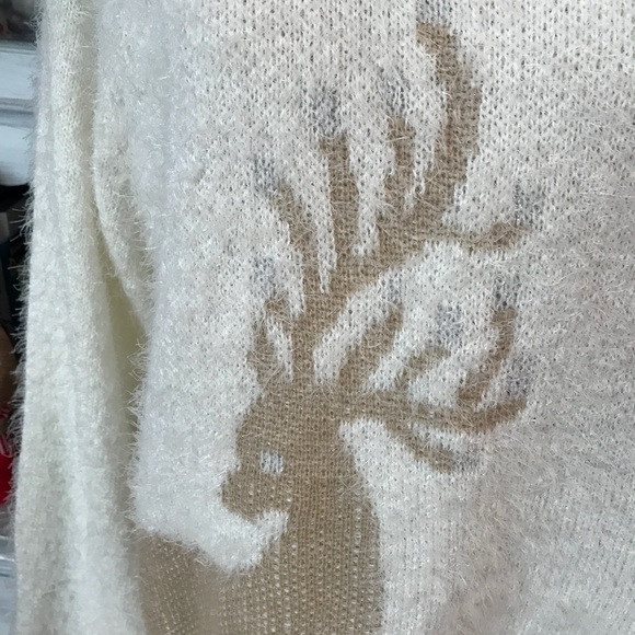 Gorgeous sweater with a lovely deer on the front - Picture 2 of 6